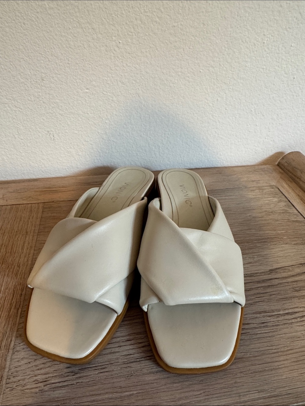 Vionic Cream Twisted Strap Slide Mules Like New - Size 8